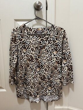 Chico's Leopard Print V-Neck 3/4 Sleeve Top in Beige and Brown